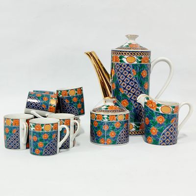 PORCEANA JAPONESA. Servi&ccedil;o de caf&eacute; em porcelana japonesa, decora&ccedil;&atilde;o floral e geom&eacute;trica 