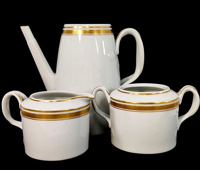 VISTA ALEGRE PORCELANA. Conjunto em porcelana Vista Alegre, bule, a&ccedil;urareiro e leiteira 