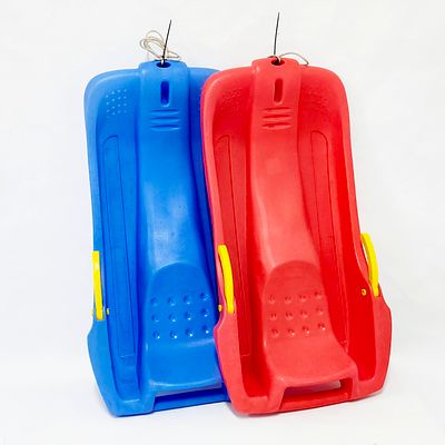PAR DE TREN&Oacute;S DE NEVE. Par de tren&oacute;s de neve, estrutura pl&aacute;stica resistente com pegas laterais 