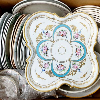 LOI&Ccedil;A SORTIDA. Conjunto de oi&ccedil;a sortida em porcelana e faian&ccedil;a, 19 pratos grandes, saladeira 