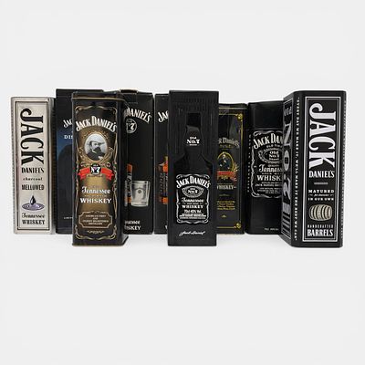 JACK DANEIL&acute;S EMBALAGENS. Cole&ccedil;&atilde;o de 10 embalagens de Jack Daniel&acute;s, 7 em metal e 3 em cart&atilde;o. 