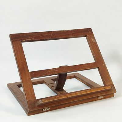SUPORTE DE LEITURA. Suporte de leitura dobrav&eacute;l em madeira. Dimens&otilde;es: 26x31cm.