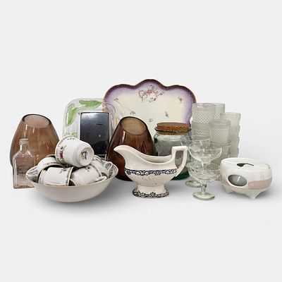 CONJUNTO DE LOI&Ccedil;A DIVERSA. Conjunto de v&aacute;rias pe&ccedil;as em vidro, faian&ccedil;a e porcelana, como copos 