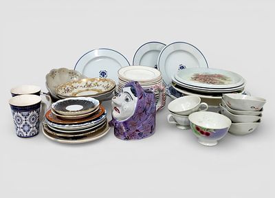 LOI&Ccedil;A EM PORCELANA E FAIAN&Ccedil;A. Conjunto com cerca de 50 pe&ccedil;as de loi&ccedil;a em pocelana e faian&ccedil;a europeia.