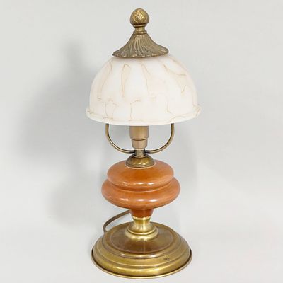 CANDEEIRO DE MESA. Candeeiro de mesa em lat&atilde;o, madeira e camp&acirc;nola em vidro. Dimens&otilde;es: 28cm 