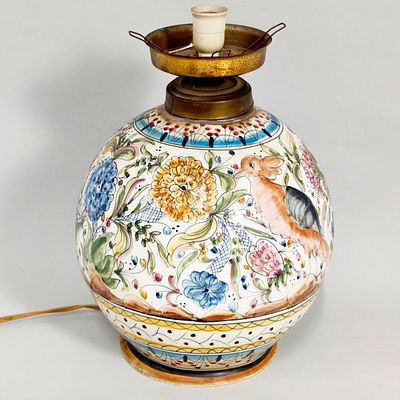 CANDEEIRO EM FAIAN&Ccedil;A. Candeeiro composto por pote em faian&ccedil;a pintado &aacute; m&atilde;o eletrificado 