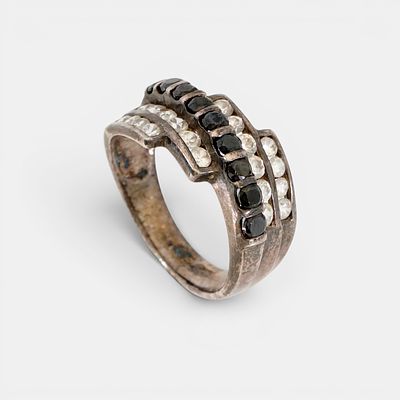 RING IN 925 SILVER. Ring in 925 silver, contemporary design set with zircons. Dimensions: T18. 