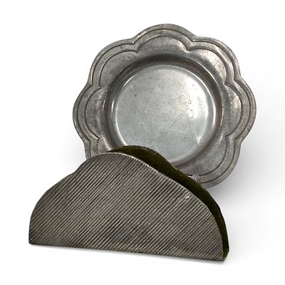 PEWTER SET. Set of napkin holder and tray in pewter, embossed and worked. Dimensions: 14cm 