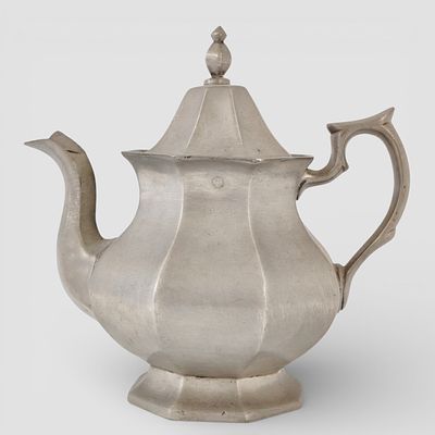 LARGE PEWTER TEAPOT. Large pewter teapot by the Fesil brand, from Portugal, with 95% purity. It 
