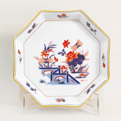 VISTA ALEGRE DISH. Porcelain dish, Vista Alegre, Imari collection, octagonal shape. Dimensions: 