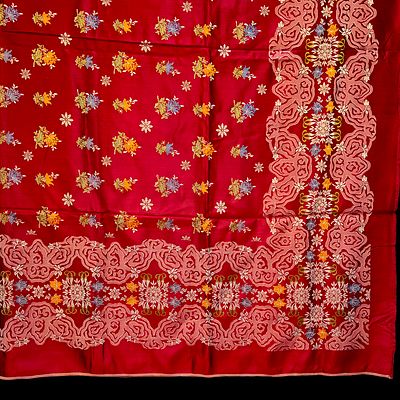 TABLECLOTH. Damask silk tablecloth in red tones. Dimensions: 190x230cm.