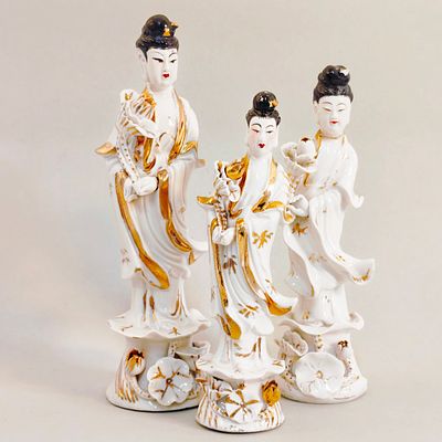SET OF CHINESE STATUETTES. Set of 3 Chinese porcelain statuettes with gilded details. Guanyin 