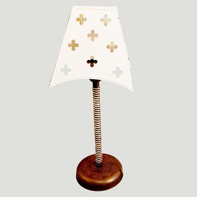 TABLE LAMP. One-light table lamp, in patinated metal, cut and openwork painted sheet, clover 