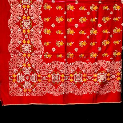 TABLECLOTH. Damask silk tablecloth in red tones. Dimensions: 190x230cm.