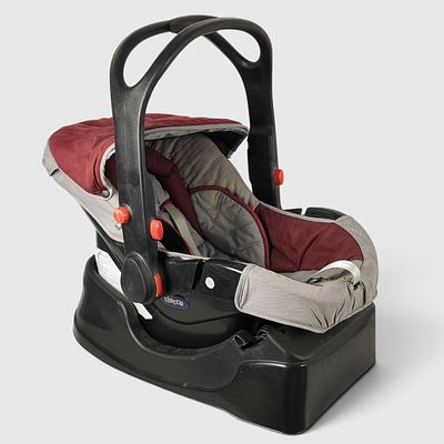 CHICCO OVO WITH AUTO-FIX. CHICCO car seat with newborn reducer. Note: No defects. Functional and 