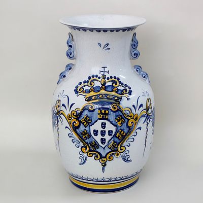 LARGE PORTUGUESE FAIENCE JAR. Decorative vase or jar in Portuguese faience, hand-painted and 