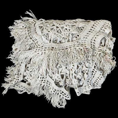 HANDMADE CROCHET BEDSPREAD. Vintage lace crochet bedspread characterized by a complex modular 