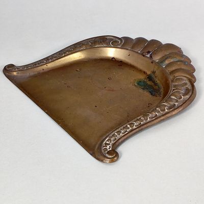 ART NOUVEAU CRUMB CATCHER SHOVEL 19TH CENTURY. Antique 19th-century cast brass piece. Ornate 