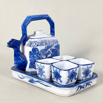 MINIATURE BLUE AND WHITE CHINESE PORCELAIN TEA SET (6 PIECES). Complete miniature glazed Chinese 