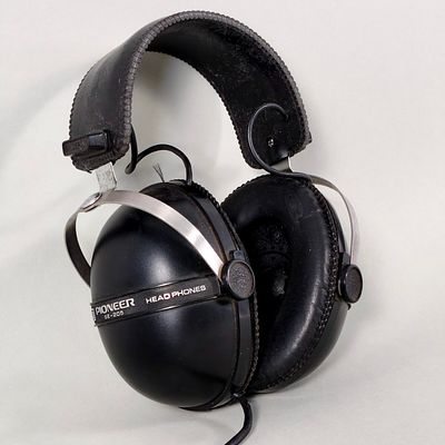 VINTAGE PIONEER SE-205 STEREO HEADPHONES (70S). Pair of Pioneer SE-205 dynamic stereo headphones 