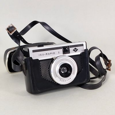 VINTAGE AGFA ISO-RAPID I CAMERA (GERMANY C. 1965) WITH LEATHER CASE. German analog camera Agfa 