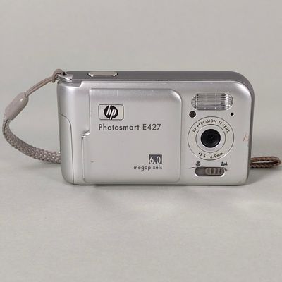 RETRO HP PHOTOSMART E427 DIGITAL CAMERA (6.0 MP). Retro compact digital camera HP Photosmart 