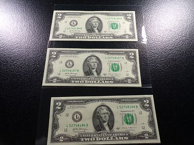 2017-A GREEN SEAL SET OF 3 CONSECUTIVE SERIAL NUMBERS $2 FEDERAL RESERVE NOTES CRISP PAPER. CLICK 