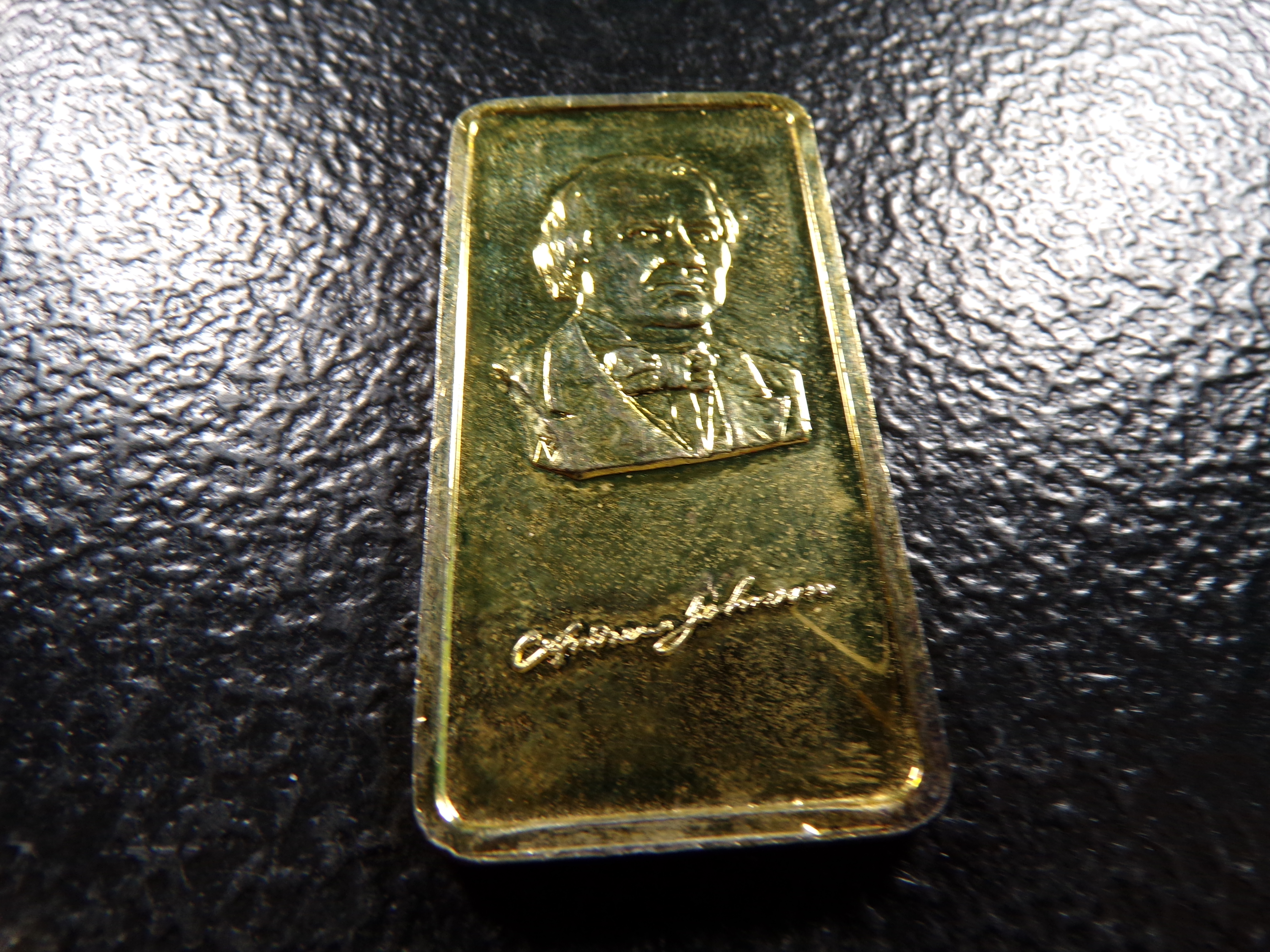 1 OUNCE .999 FINE ANDREW JOHNSON PIERCE SILVER BAR GOLD COLORED