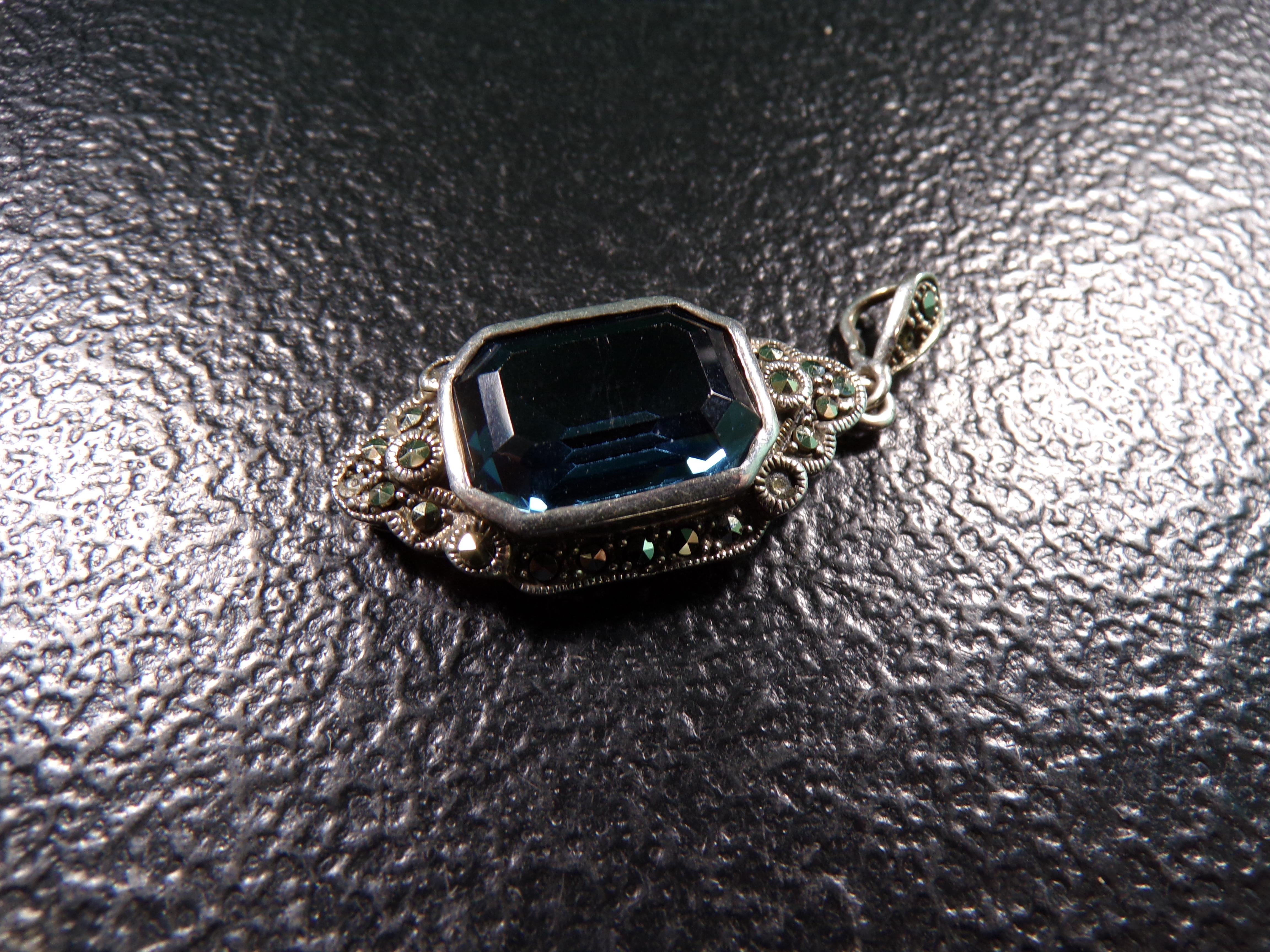 .925 SILVER PENDANT WITH LARGE STONE