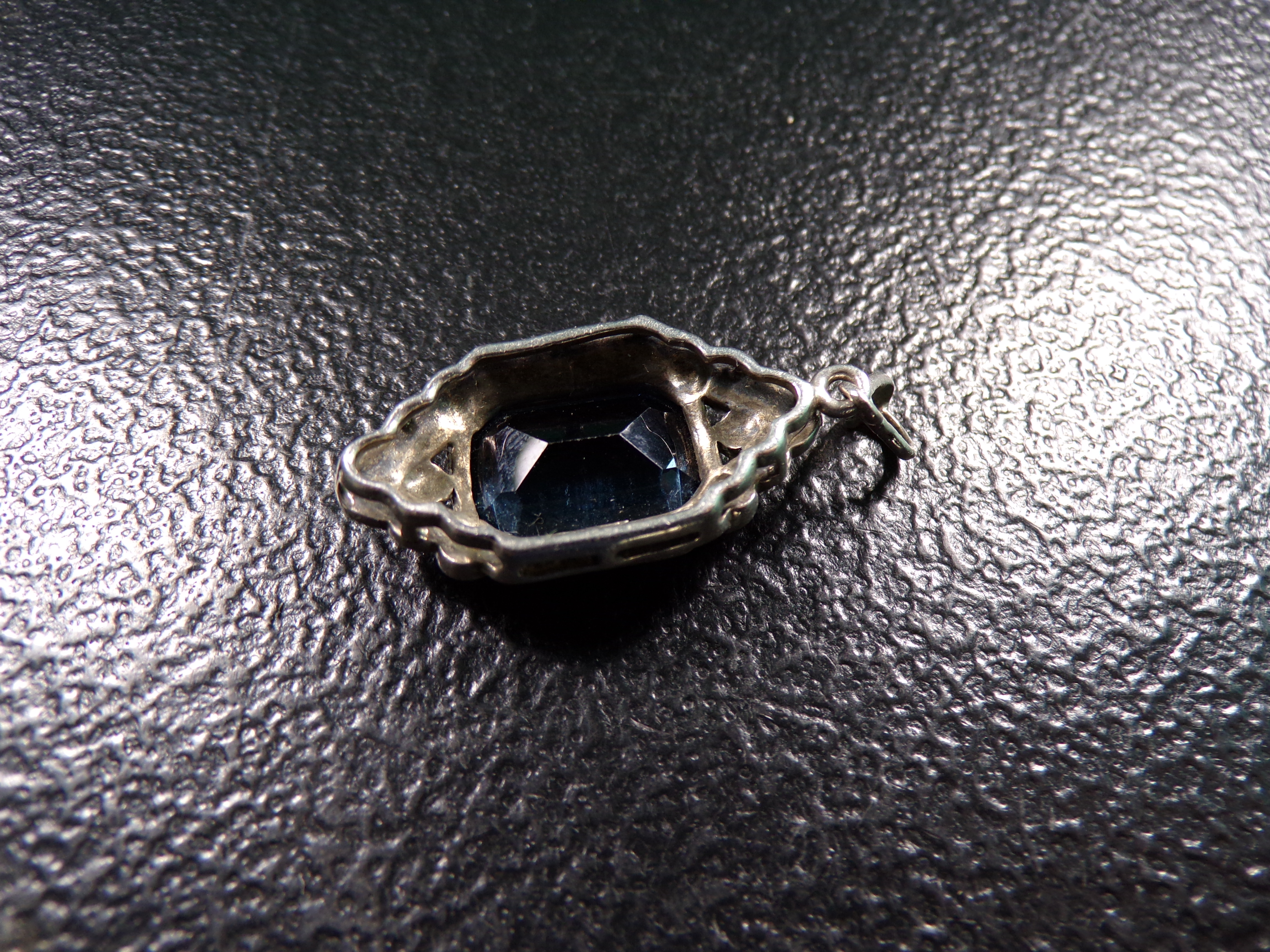 .925 SILVER PENDANT WITH LARGE STONE