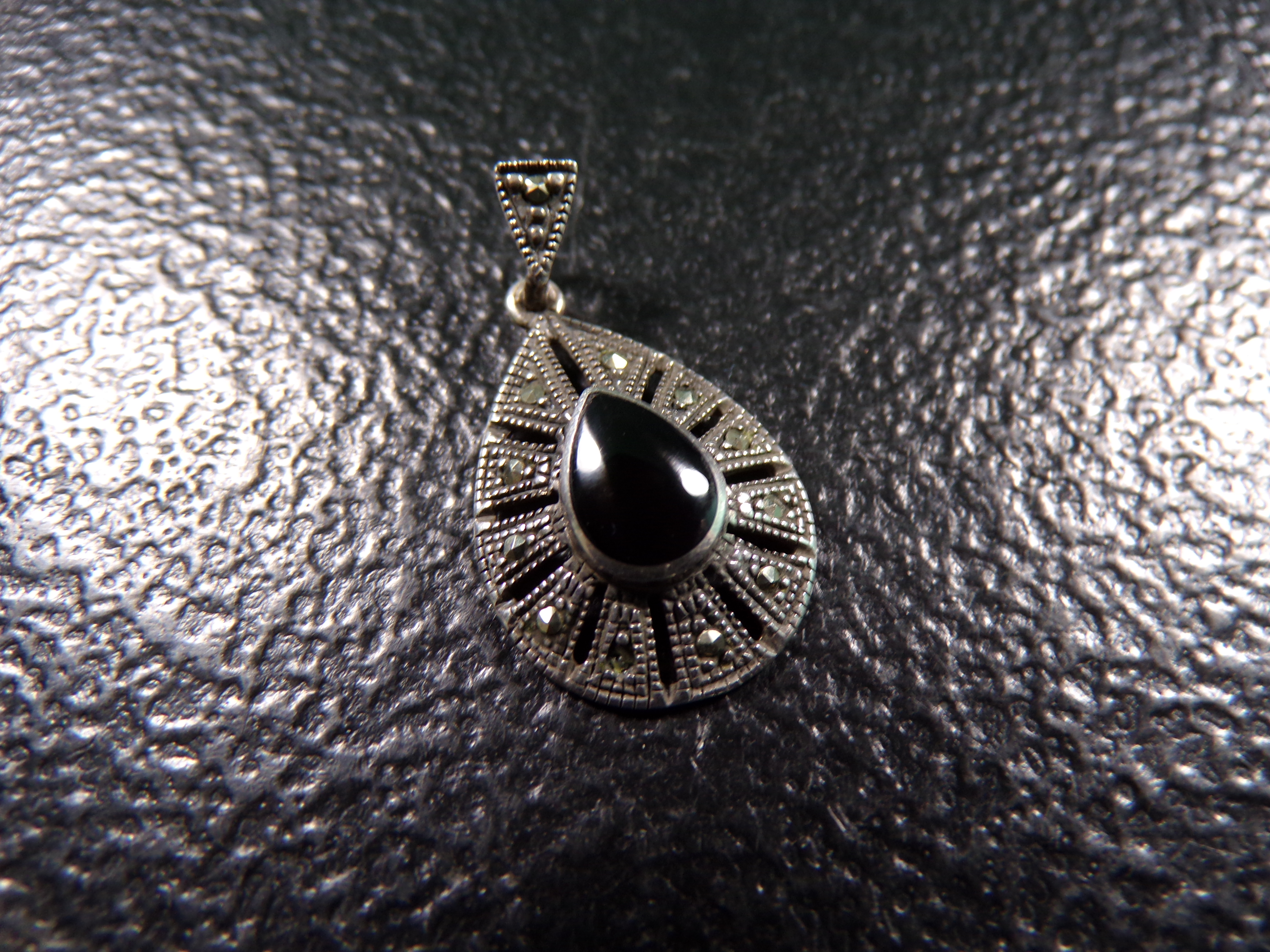 .925 SILVER TEAR DROP PENDANT WITH DARK STONE