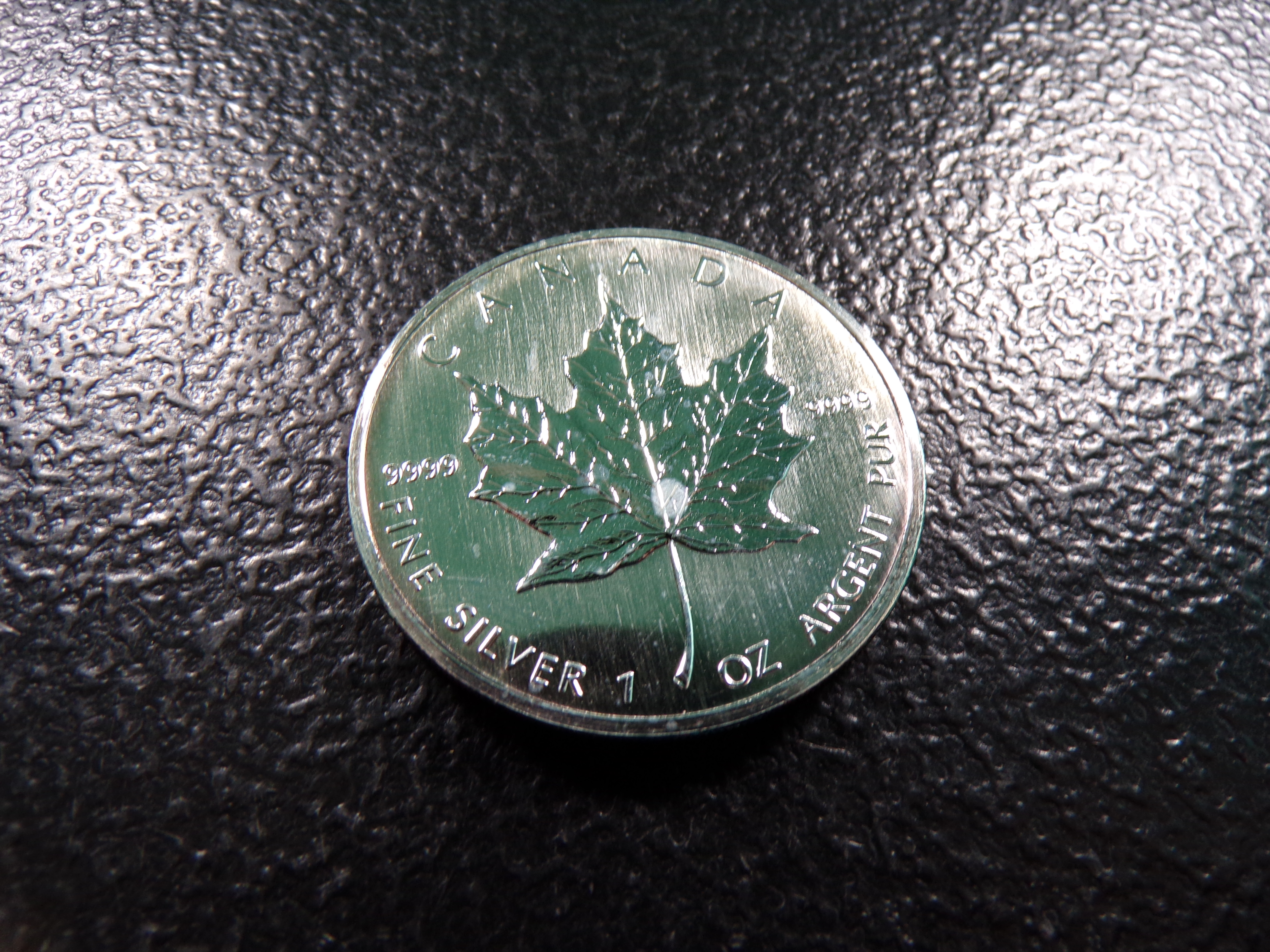 2004 CANADA $5 SILVER MAPLE LEAF *1 OUNCE 9999 FINE SILVER