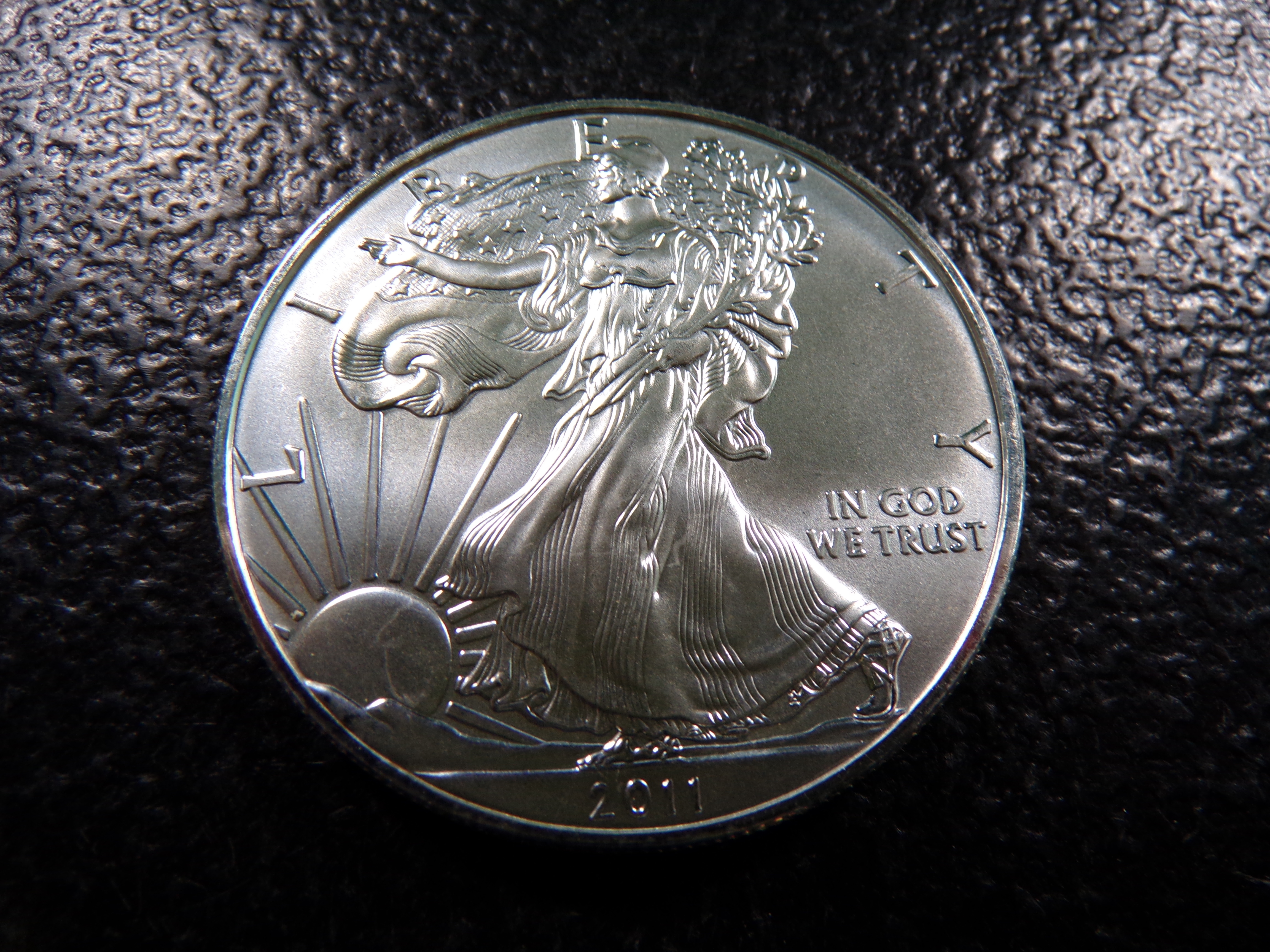 2011 AMERICAN SILVER EAGLE DOLLAR *1 OZ. FINE SILVER