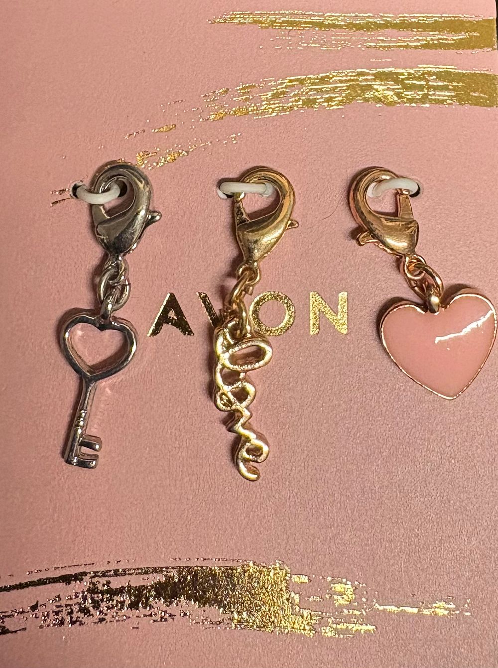 Lot 115: 100 x Avon 3 Charm Sets L12b sku-2519