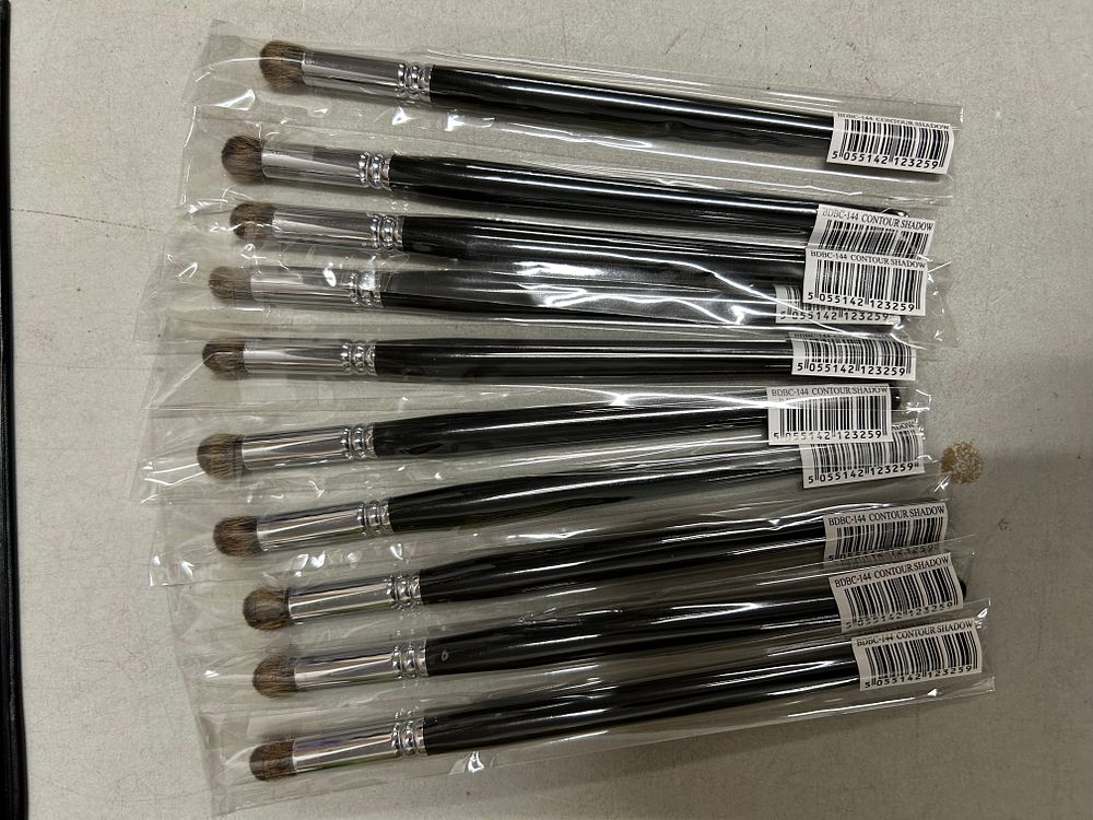 Lot 432: 25 x Make Up Brushes L6b sku-2602
