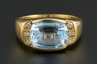 18k Gold Topaz Diamond Ring. Marked 750, with 10x8mm topaz flanked by three diamonds on each 