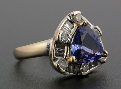 18k Gold 3 ct TANZANITE Diamond Ring. 18k white gold ring with 2.99 ct triangle VVS tanzanite 
