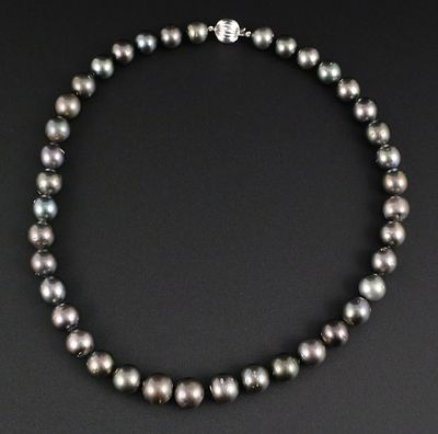 20" Cultured Black Tahitian Pearl Necklace 14K. 20" necklace comprising 37 round cultured black 