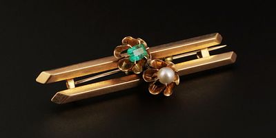 22KT Gold Emerald and Pearl Brooch Bar Pin. Measures 2-1/4" long. Weight approx 7.5 grams 