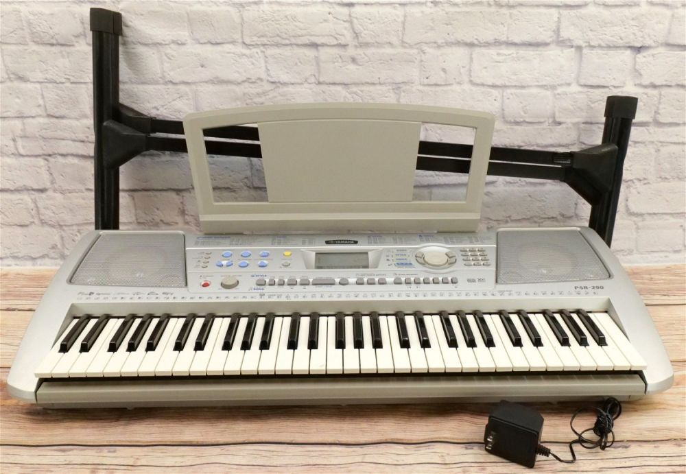Lot 151: Yamaha PSR-290 Keyboard with Stand