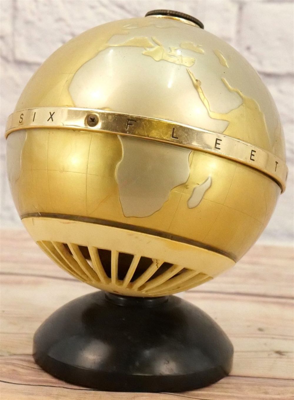 Lot 152: Fleetwood Transistor Six Globe Radio