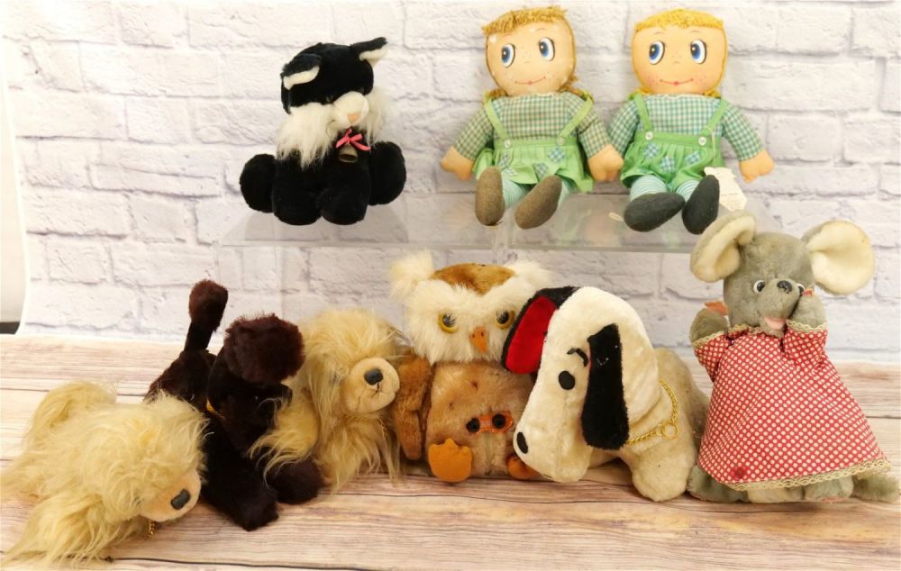 Lot 154: Lot of 9 Plush Radios
