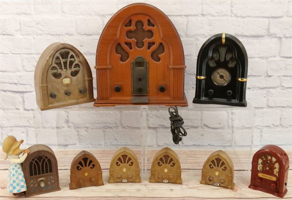 Lot 155: Lot of 9 Novelty and Transistor Radios