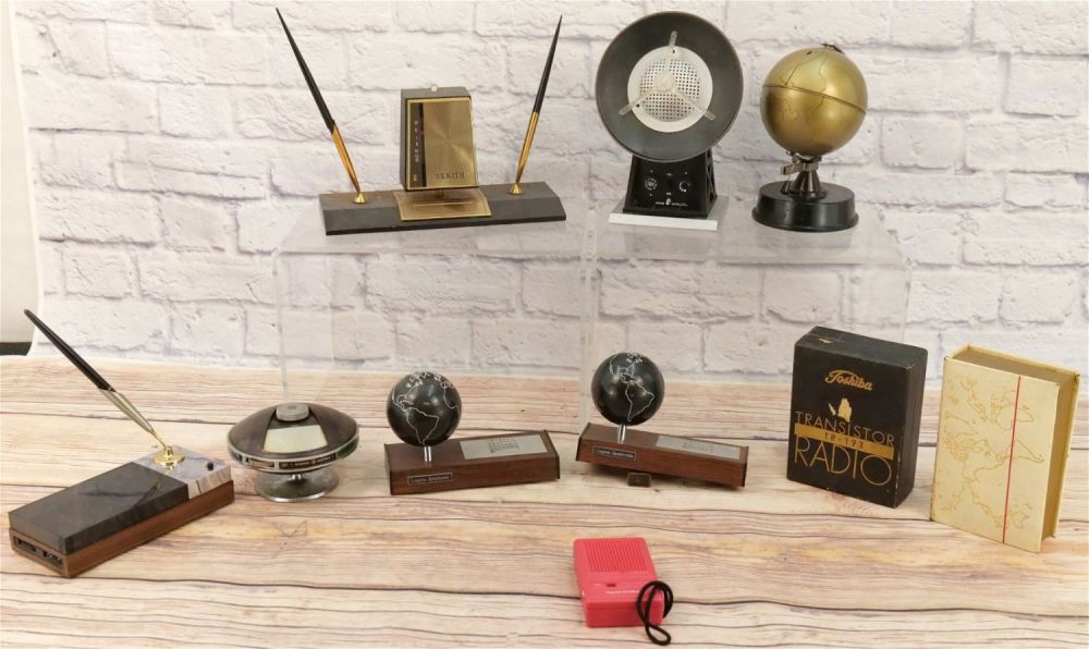 Lot 156: Lot of 11 Novelty and Transistor Radios