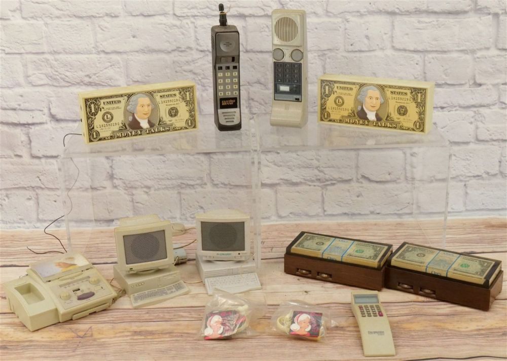 Lot 157: Lot of 11 Novelty Radios
