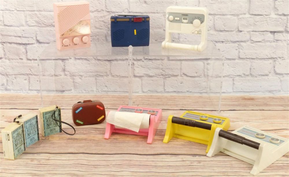 Lot 158: Lot of 10 Novelty Radios