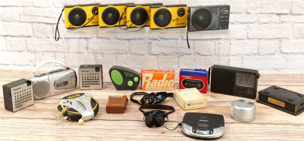 Lot 160: Lot of 14 Novelty and Transistor Radios