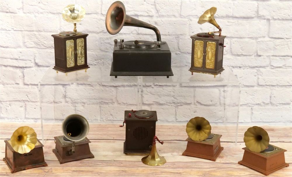 Lot 161: Lot of 8 Novelty Phonograph/Gramophone Radios