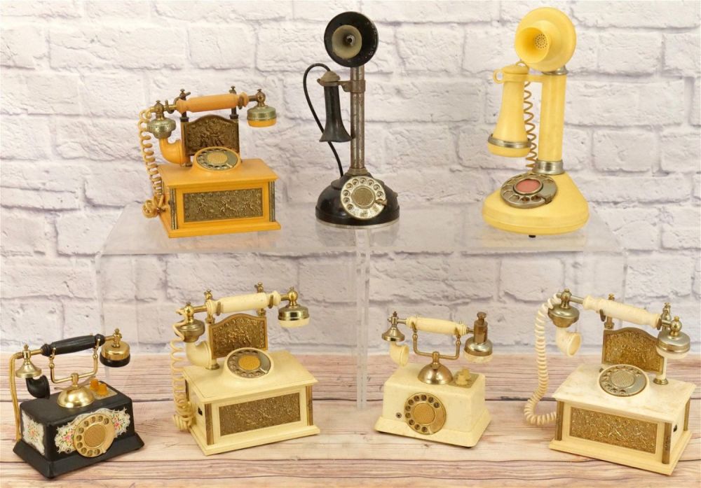 Lot 162: Lot of 7 Telephone Novelty Telephone Radios