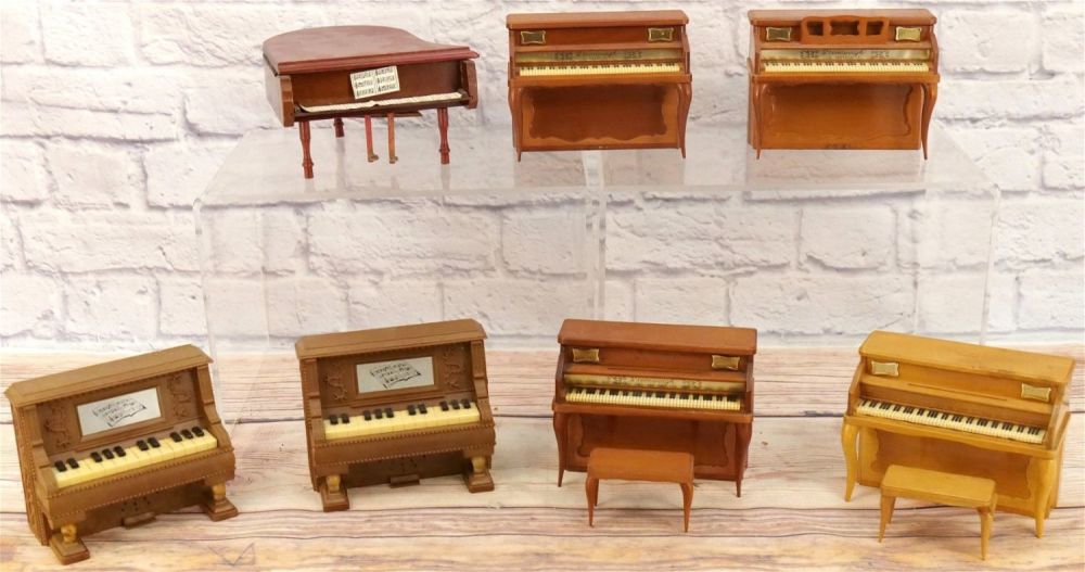 Lot 163: Lot of 7 Novelty Piano Radios
